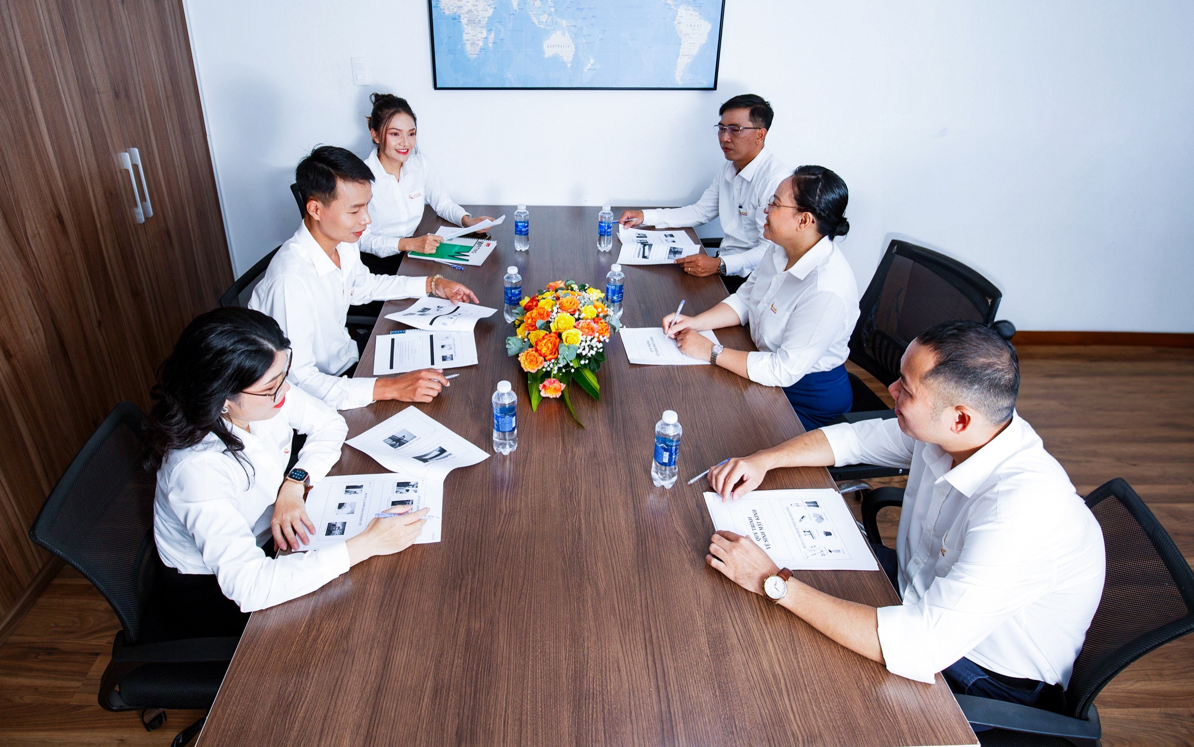 Huiding Steel team discussing plans around a conference table